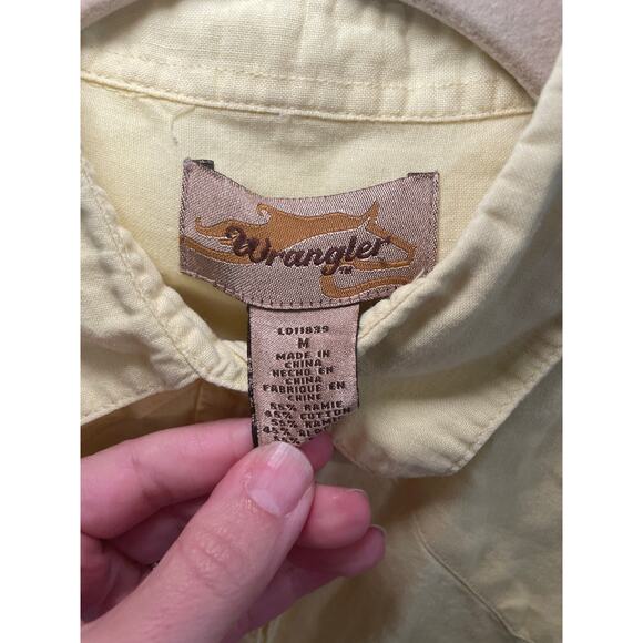Wrangler Yellow Snap Button Shirt Collared Top Western Women’s size medium - Picture 2 of 4